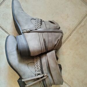 Shoe boots